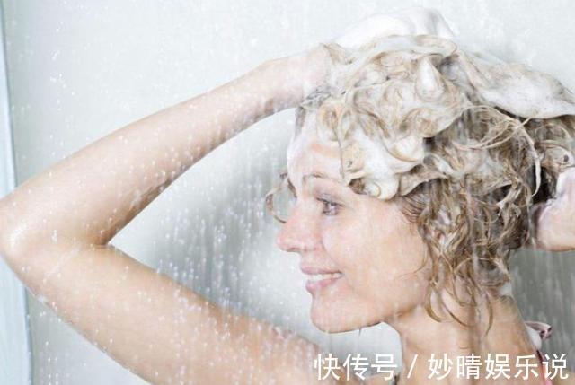 味道|产后不能洗澡,坐月子身上味道能把人“熏晕”?老人说法不能全听