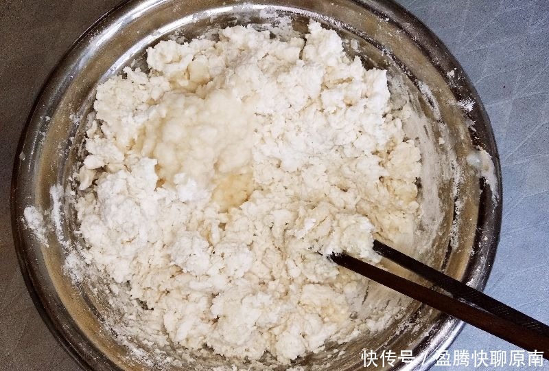 烙韭菜盒,调料施放有讲究!这么做皮酥馅鲜,韭菜翠绿不下汤