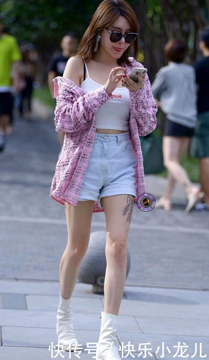 搭配牛仔短裤和粉色衬衫,有想不到的成熟美