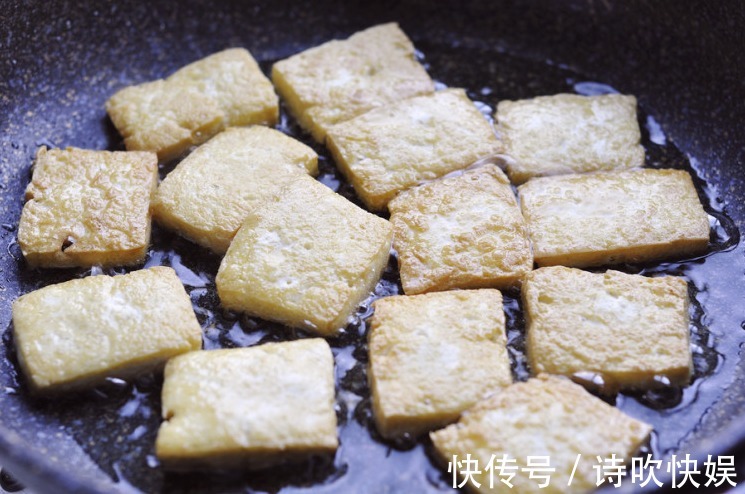 不粘|煎豆腐,直接用油煎就错了!多做一步,不粘锅不破皮,香嫩不易碎