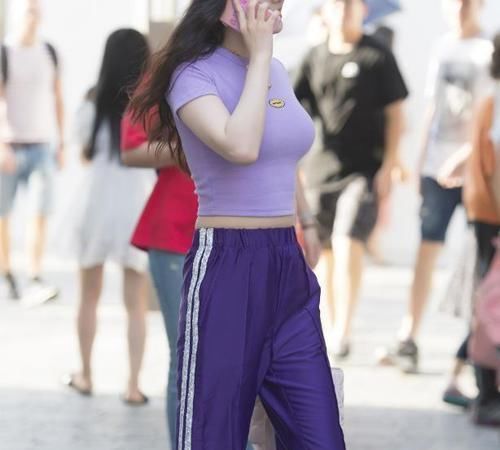 街拍身材姣好的小姐姐,紫T恤搭配紫色运动裤,既休闲又时尚