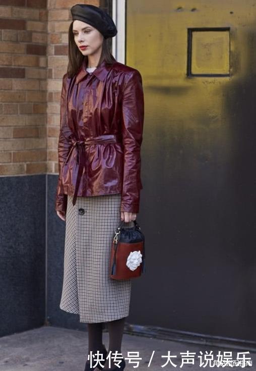 优雅|今年火了一种穿搭,叫“格纹半裙+外套”,优雅时髦显气质