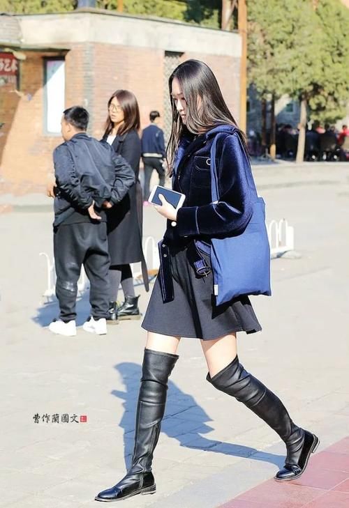 街拍:越穿越有高级感的高筒靴美女