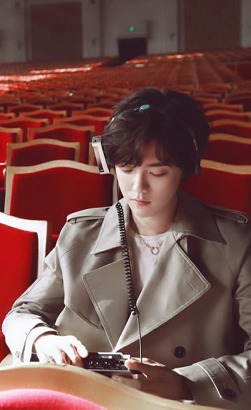 可爱|鹿晗胖了引网友热议现在不帅了,胖了的他莫名可爱