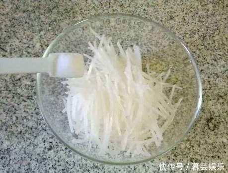 早餐|别再给孩子吃路边摊了,在家做早餐只需10分钟,一拌一煎就搞定