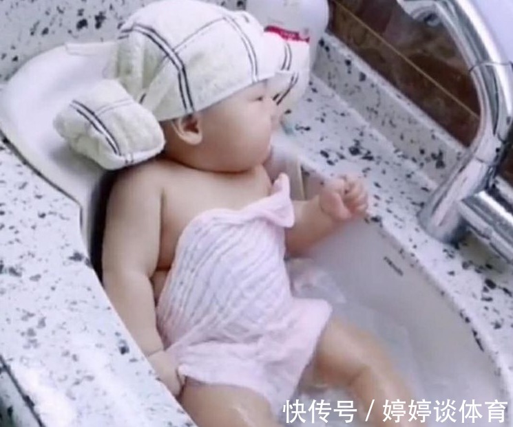 孩子|宝妈将8个月女儿丢给孩子爸,爸爸发来几张照片,宝妈直接笑喷了