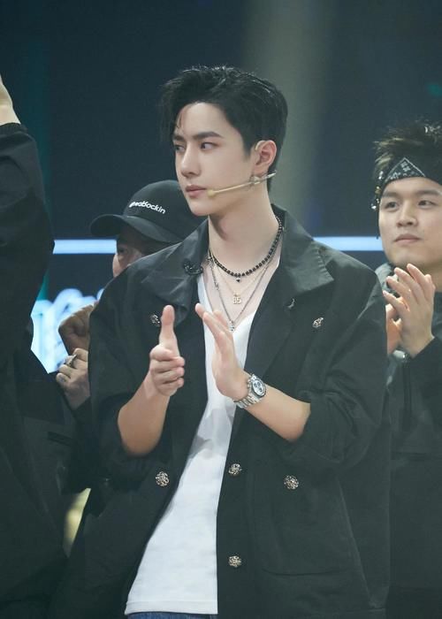 这就是街舞|王一博《街舞》预告，奶膘一嘬，眉头一皱发现事情并不简单