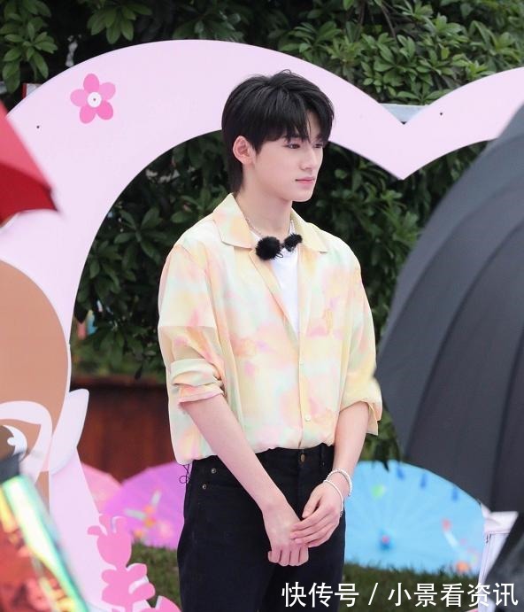 时代俊峰|173宋亚轩与172何炅同框,身高差咋了,谎报身高的站出来