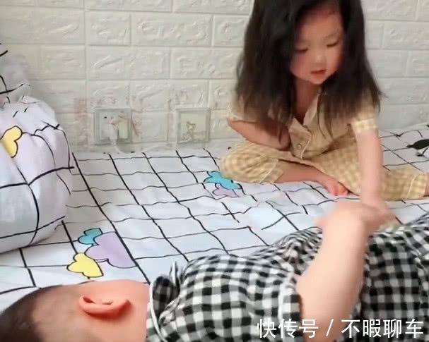 两个娃|“超霸道姐姐”欺负弟弟火了,最后魔性的笑声示意打弟弟要趁早