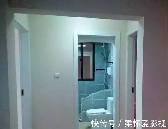 卫生间|老婆不顾家人的反对,卫生间就砌半堵墙,完工后全家都夸她聪明