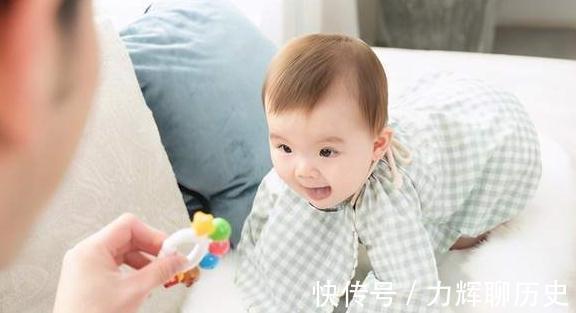 大运动|7,8个月的孩子会爬就行?真聪明的宝宝,手上小动作可不少