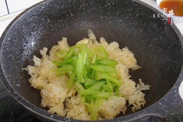 芹菜|秋季，银耳和芹菜是绝配菜，入秋后要常吃，很多人还不知道有啥用