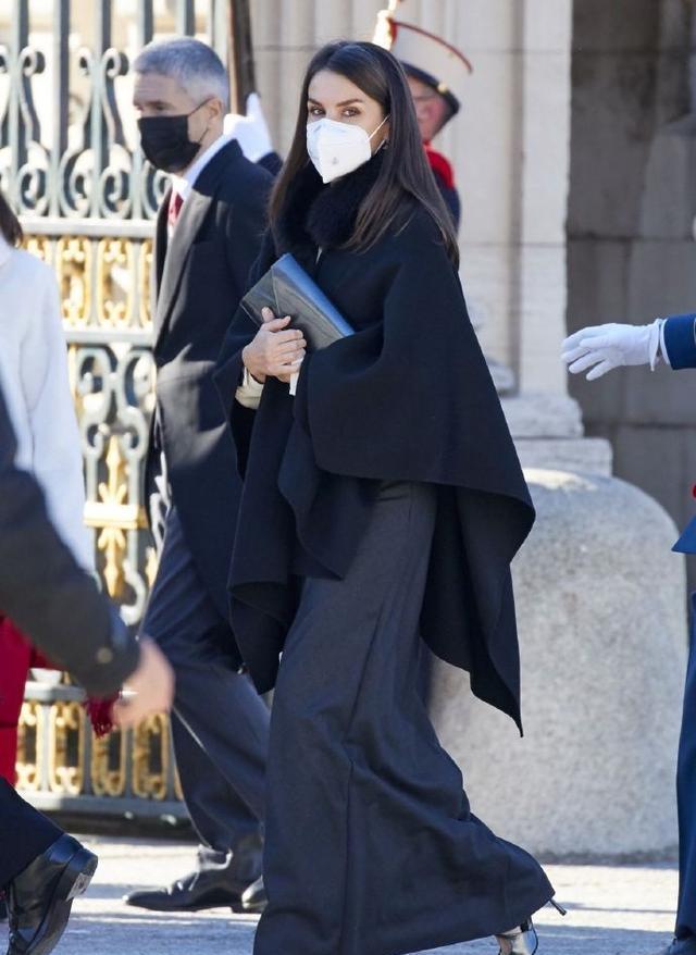 莱蒂齐亚穿黑色斗篷搭灰色裙子, 优雅迷人, 长发飘飘很有淑女范