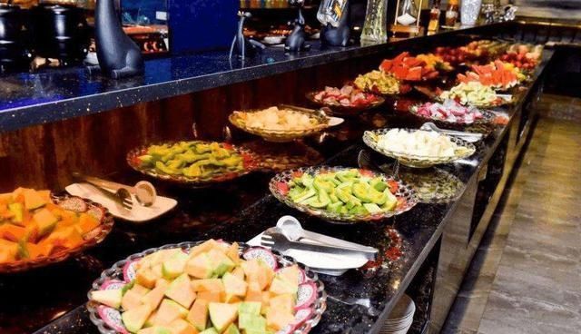 吃自助餐的时候,聪明人不拿这4种餐品,餐厅老板下次不要来了