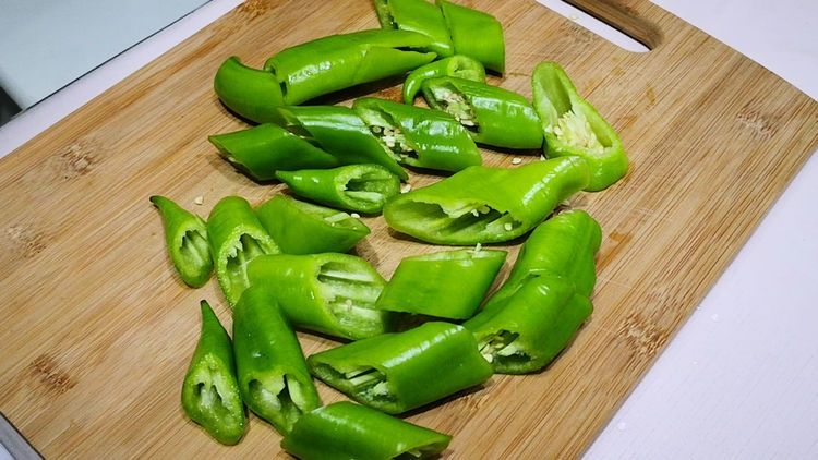 做青椒炒肉,最忌直接下锅炒,教你正确做法,香辣更入味,真解馋