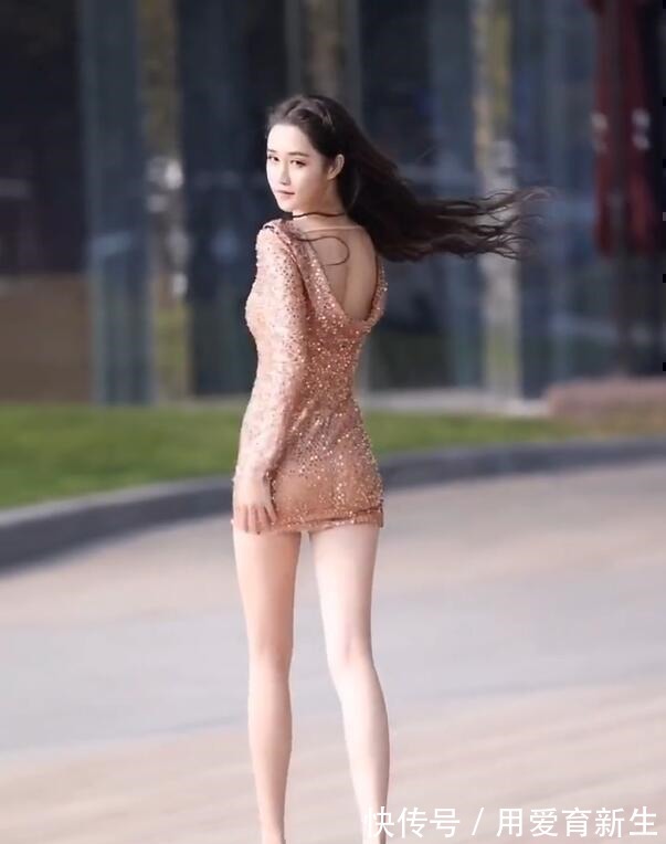 时尚 随便穿搭的连衣裙展现时尚风情，透着一丝温馨与娇美，又可外穿！