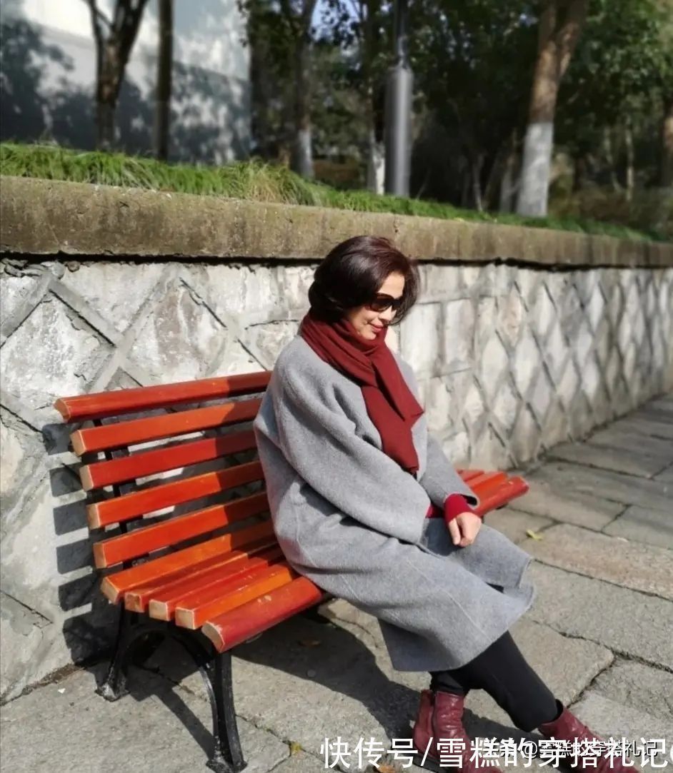 烟管裤 “平底靴+烟管裤”才是四五十岁女人最美的穿搭,显瘦有气质