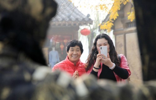 表演|小伙扮铜像街头表演人体悬浮术,有人抢着合影,有人急着揭秘