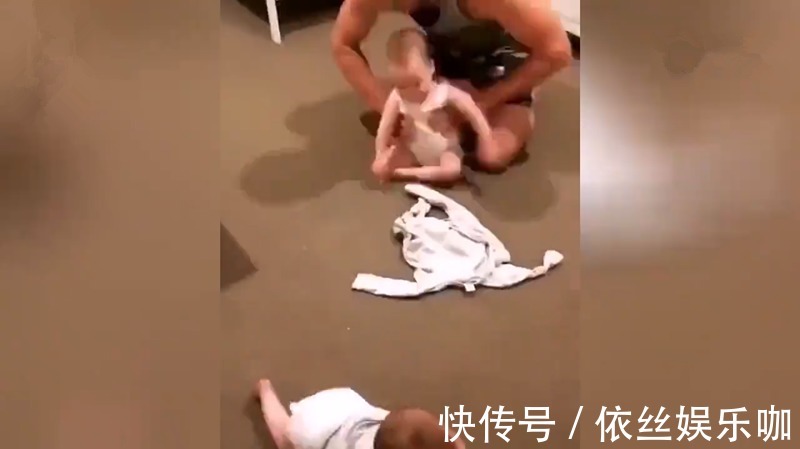 三人份|新晋奶爸为俩娃穿衣火了,被网友纷纷调侃:两只手抓不过来要急死