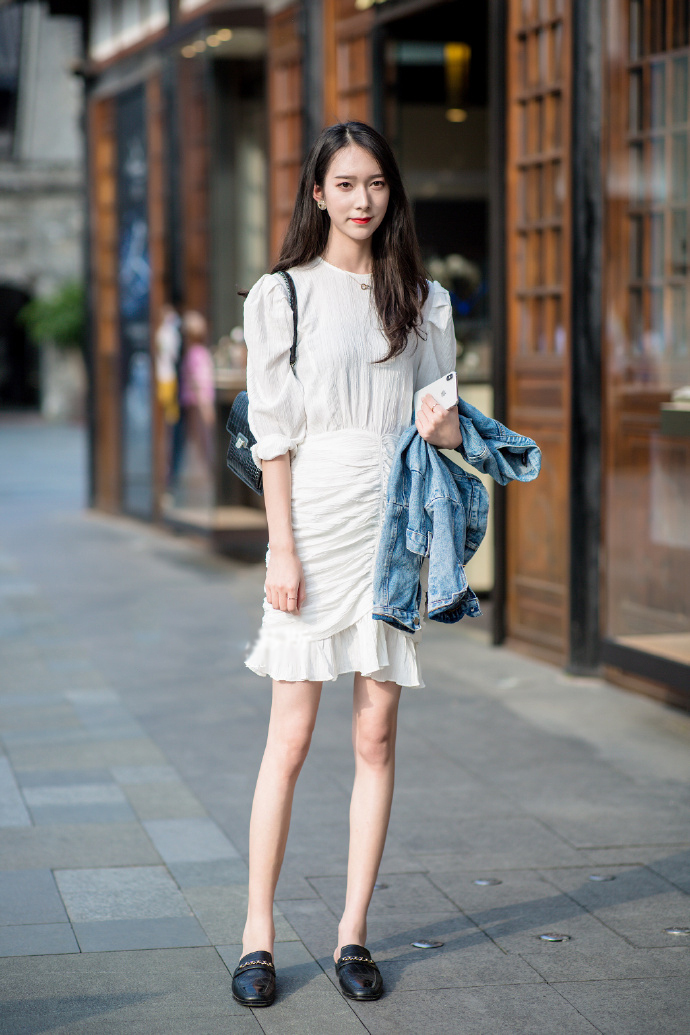 紧身牛仔裙能适合任何体型,拉链设计显得十分新潮,时尚感很强