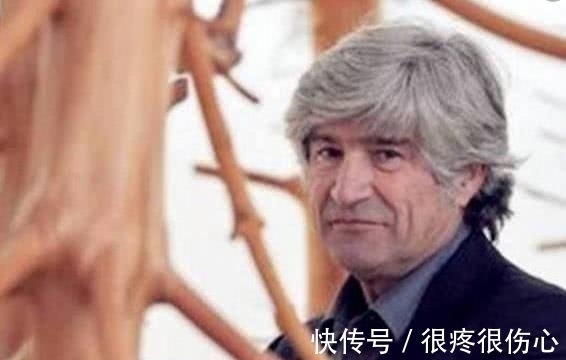吉塞普@世界上最“孤独”的手,手指紧握树干50多年,游客:不可思议!