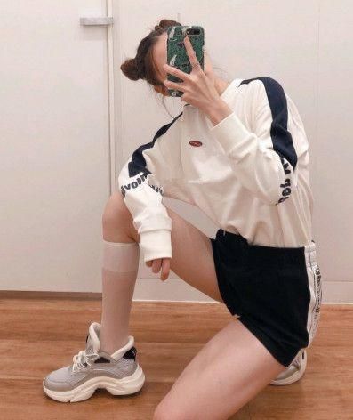 显高显瘦|安踏这套衣服火了,卫衣配短裤少女感十足,显高显瘦还很有气质