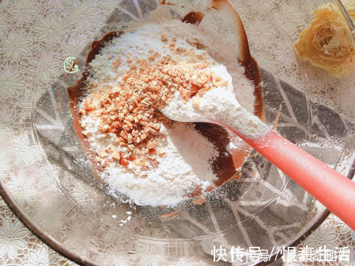 小蛋糕|巧克力中加一碗面粉,没想到那么好吃,吃一次就念念不忘