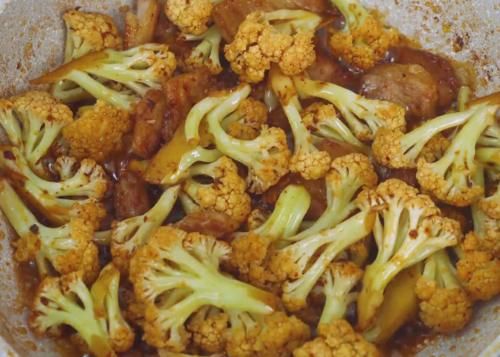 肉香|干锅花菜这样做太好吃,搭配五花肉一起炒,肉香扑鼻,营养解馋