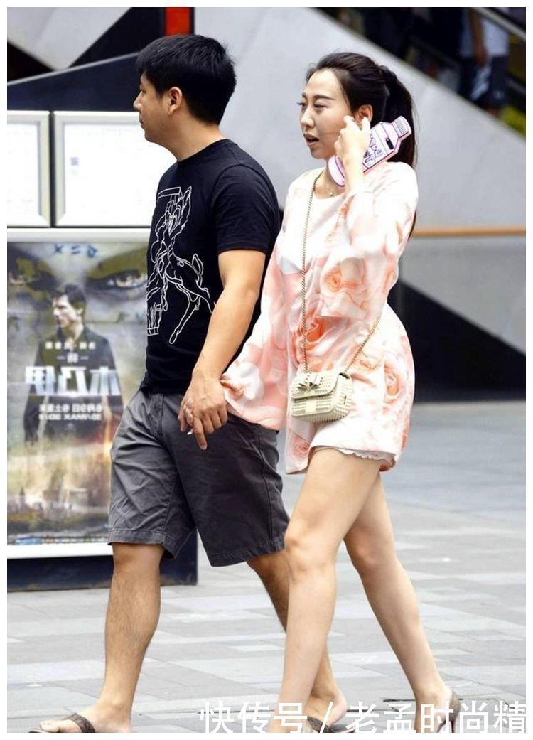 完美|街拍:美女高腰的牛仔裤搭配黑色上衣,打造出完美的曲线