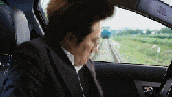 |搞笑GIF:漂亮的妹子都很有礼貌