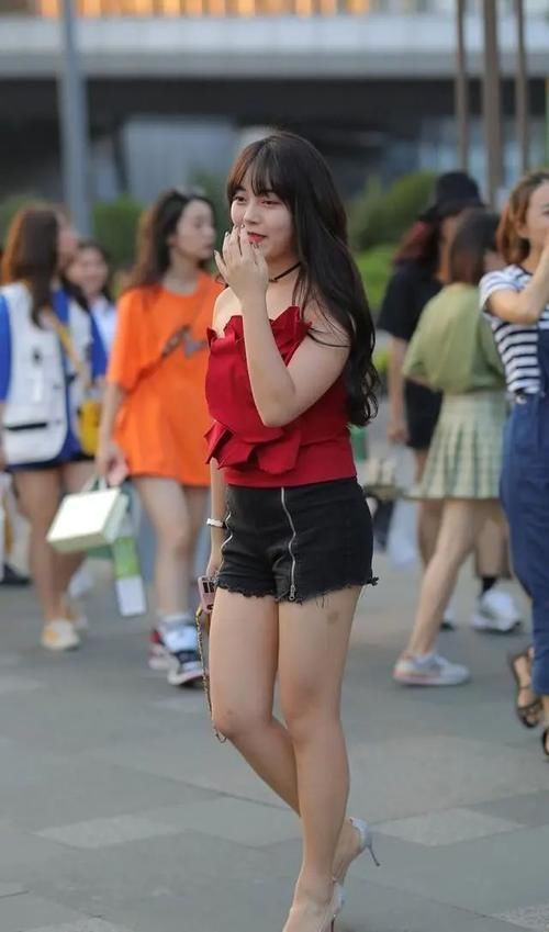 下半身 时尚短裤搭配红色上衣,舒适方便,穿上去性感好看