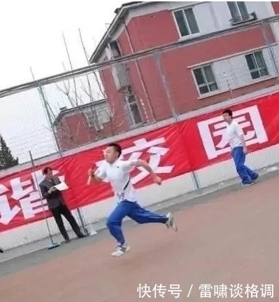 |搞笑PS:求大神帮我P成在路边尿尿,要霸气一点!