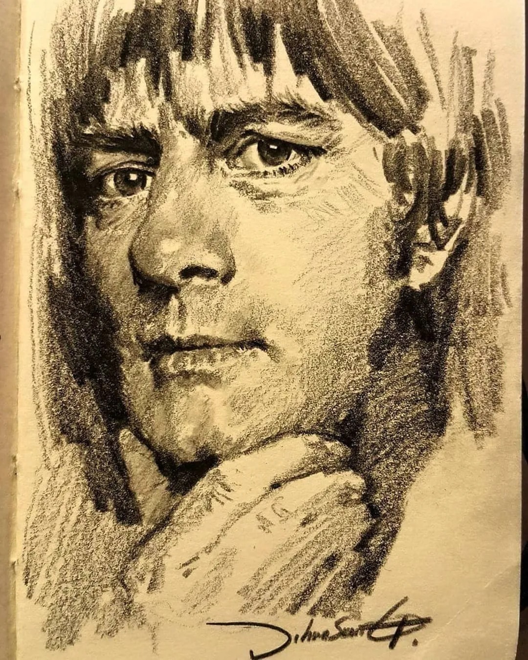 小孩童$画皮画骨难画魂,他用木炭条把肖像画活了