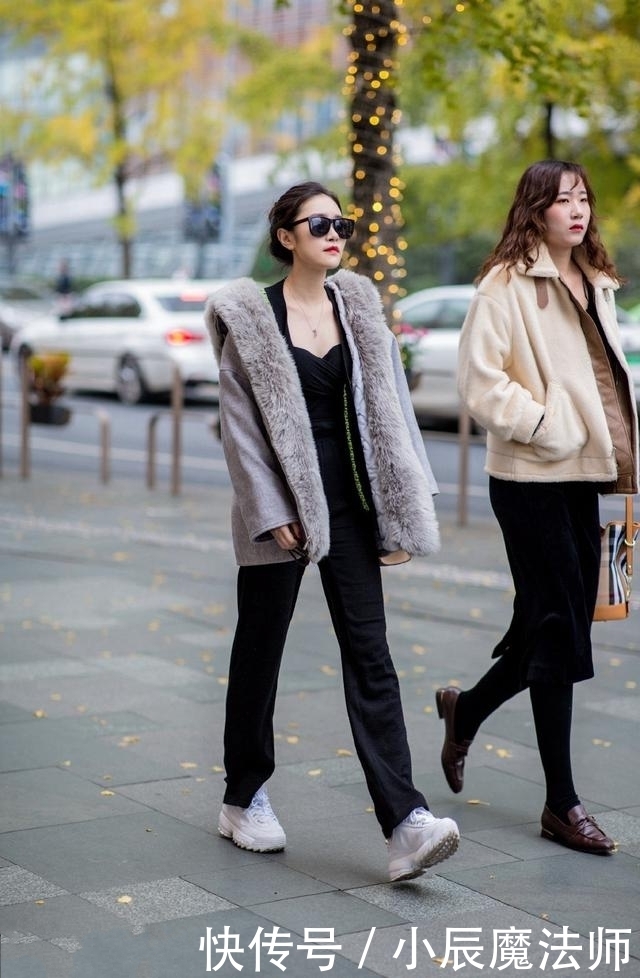 路人街拍，靓女穿小V领的黑色上衣，尽显休闲的时髦范