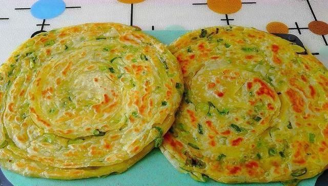 香酥|香酥葱花饼,别再傻傻只放葱花和油,多加一种食材,饼更香更酥