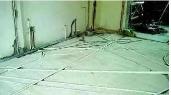 线管|工人把电线布得乱七八糟,邻居不但没生气,还夸奖他聪明