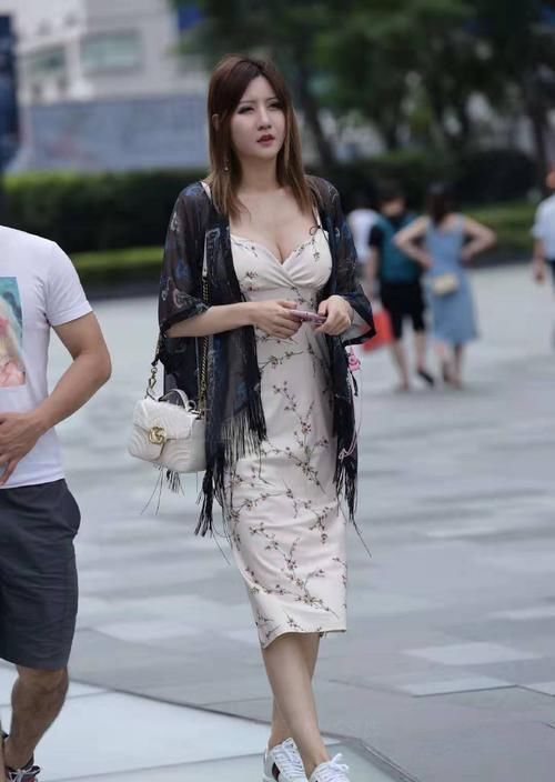 味十足|街拍精致迷人的小姐姐,身穿雪纺连衣裙+薄纱开衫,女人味十足