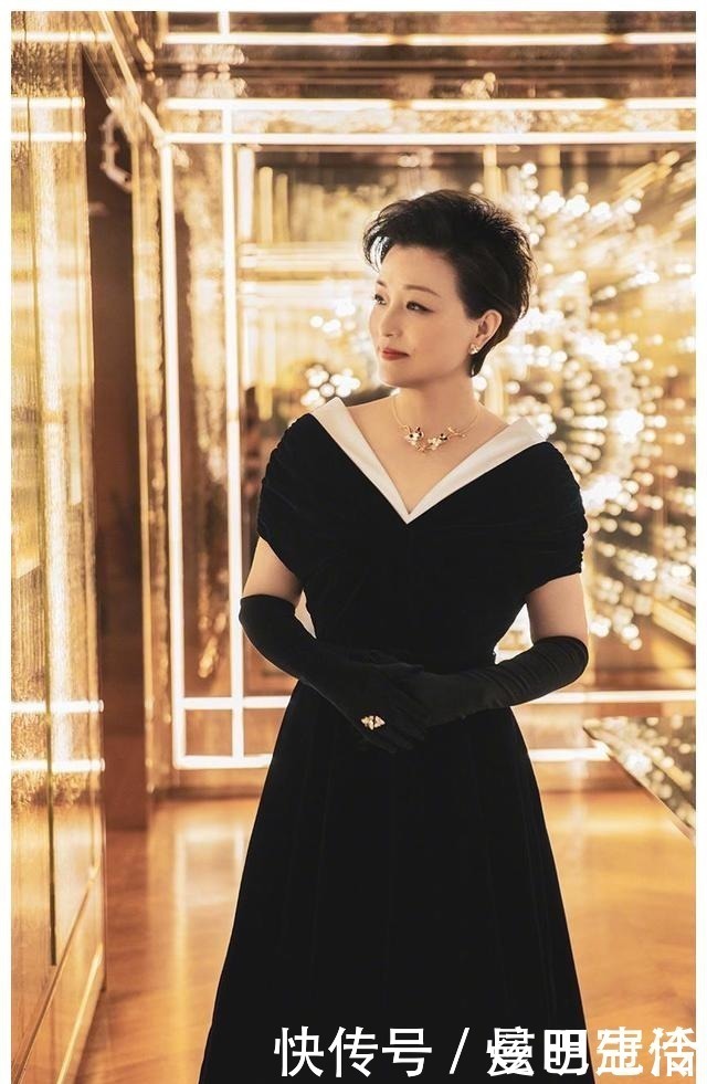 撞色|52岁杨澜保养得真好，黑白撞色连衣裙简约知性，蓝发挑染添俏皮