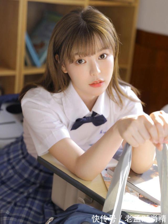 套装|教室里穿JK衬衫套装的女孩真漂亮,五官精致,很怀念学生时代