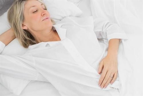 女性朋友|睡觉时有这3种表现，可能预示着更年期要来临，女性朋友要多注意
