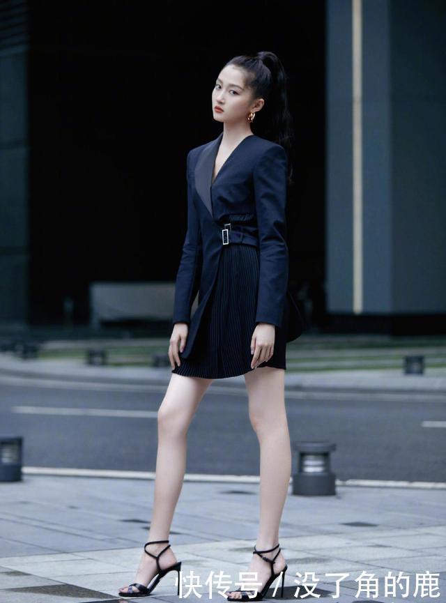 秀身材,大红毛绒大衣配短裙长靴,身高腿长