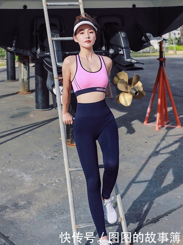 妹子|绰约多姿的妹子穿上打底裤,凹凸有致身材释放女性性感的魅力气息