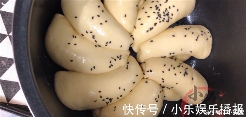 把8个面团放进电饭锅里，不加一滴水，刚出锅就被抢吃光