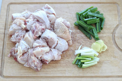  比黄焖鸡还好吃的辣炒鸡块，麻辣鲜香肉质不柴不硬，就是太费米饭