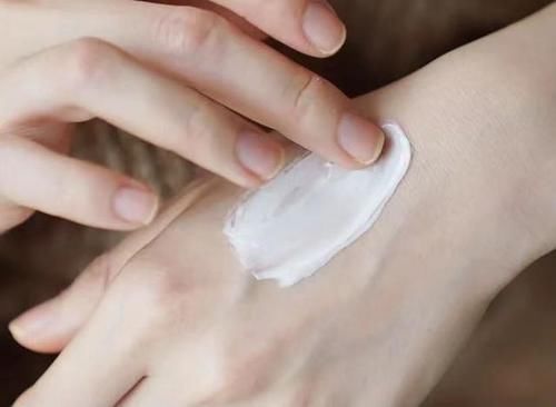 面霜 过了50岁,再懒也要学会这4种护肤方法,养成好皮肤并不难