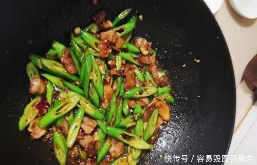  农家小炒肉，是先炒辣椒还是先炒肉？