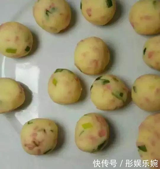 教你用土豆做金黄酥脆小饼,一口一个,又香又好吃!孩子吃不腻!