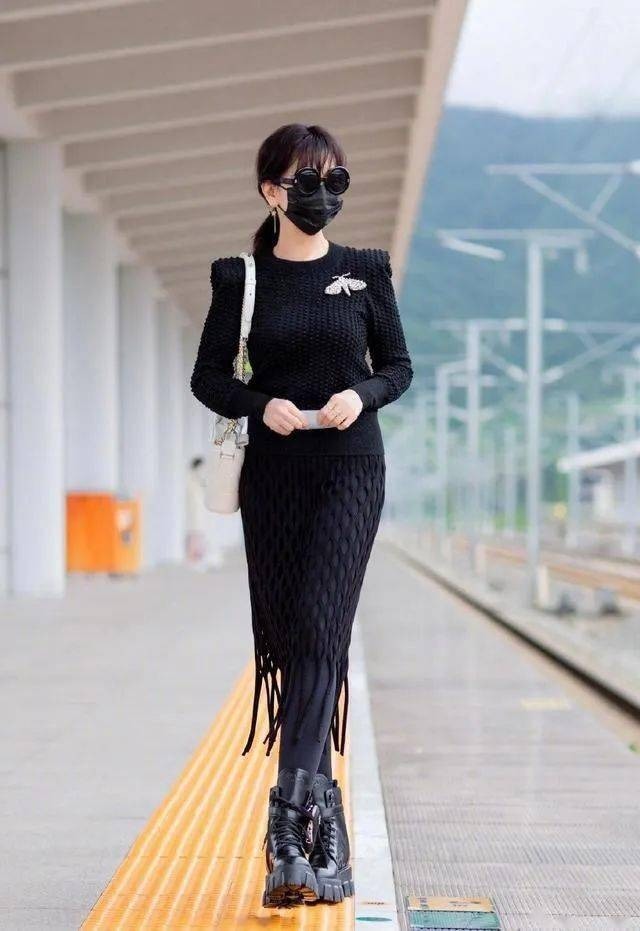 黑色|35岁的薇娅身材高挑纤瘦,穿黑T恤搭配黑色破洞工装裤,又飒又美