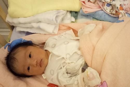 不舒服|宝宝睡觉总是踢被子?可能不是觉得热,三种“不舒服”父母早发现