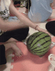 |搞笑GIF:买个儿童玩具用不着这么激动吧